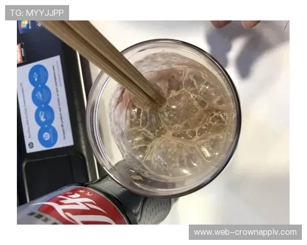 张博恒家的冰箱里塞满蛋白粉，连饮料都按克称着喝